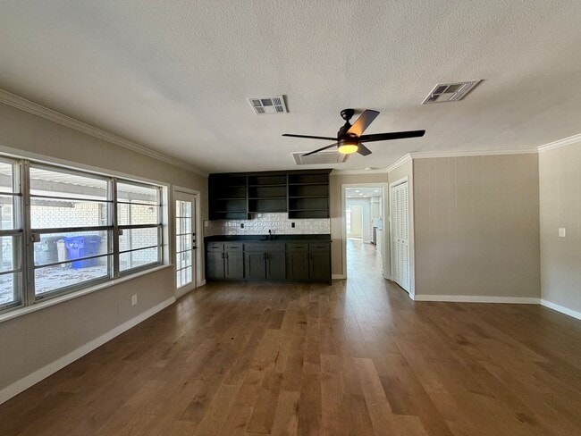 Building Photo - 3401 Oakridge Ln