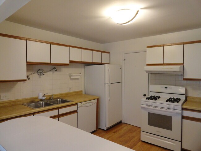 Building Photo - 686 Scanlon Dr