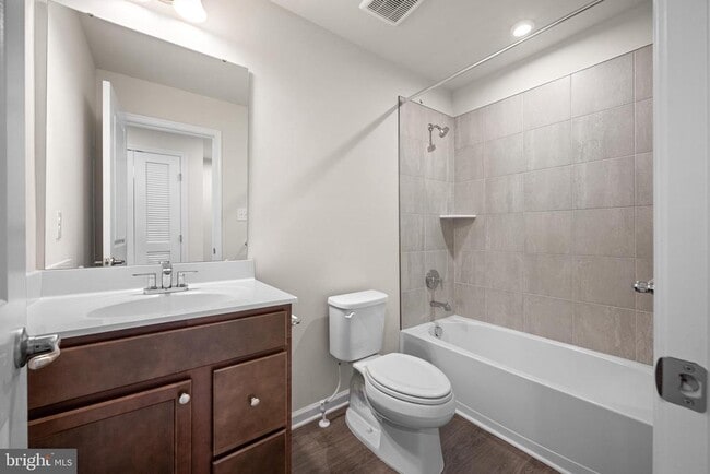 Building Photo - 46 SAND HILLS Dr