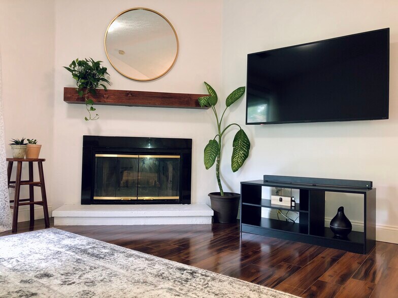 Building Photo - 8859 Eagleview Dr