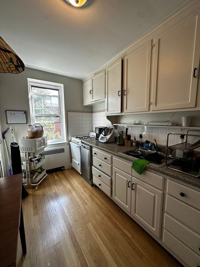 Building Photo - Bright & Spacious 1-Bedroom Top-Floor Apar...
