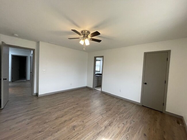 Building Photo - ALL BRICK HOME IN NIXA Located in McCroske...