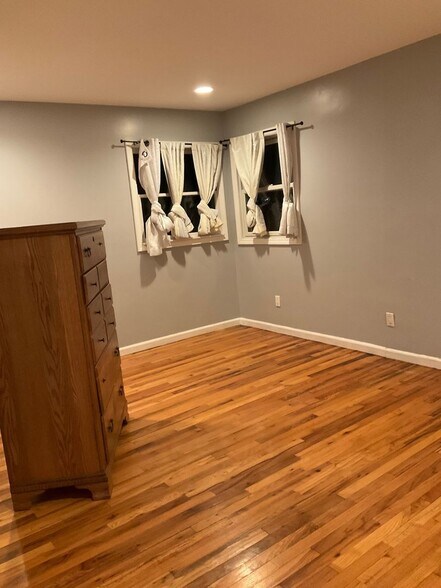 Building Photo - 132 Hallock Rd