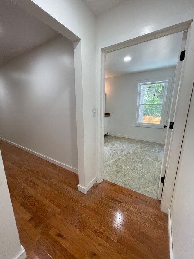 Building Photo - Big and Beautiful House with attached 1br ...