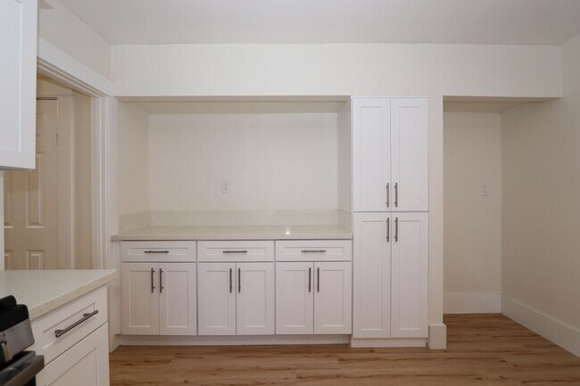 Building Photo - LB2384 - RUBS