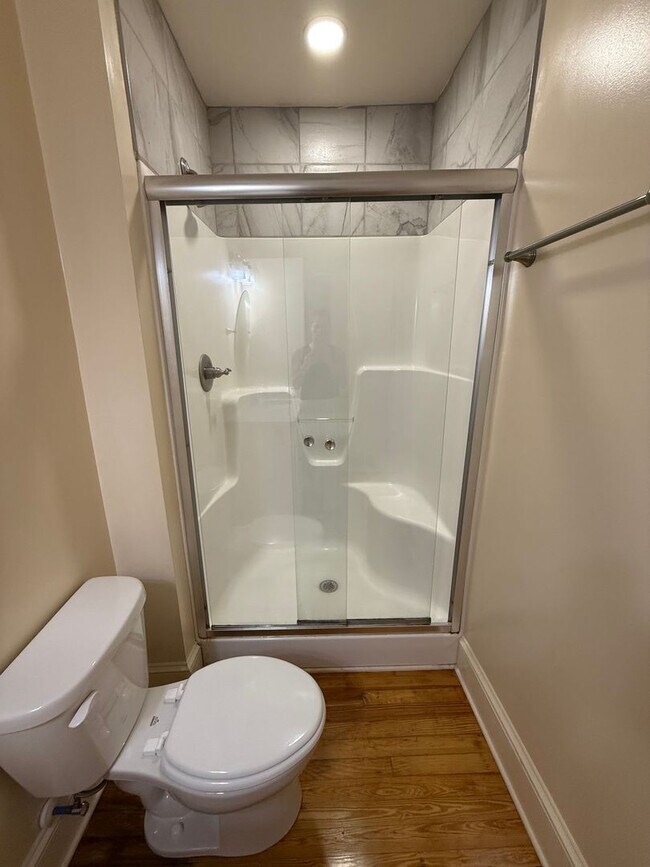 Building Photo - Beautiful 3 Bedroom Apartment