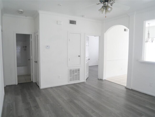Building Photo - 6289 Wilcrest Dr