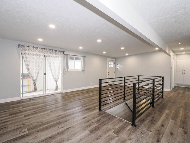 Building Photo - 5 Bedroom, 2.5 Bathrooms Home