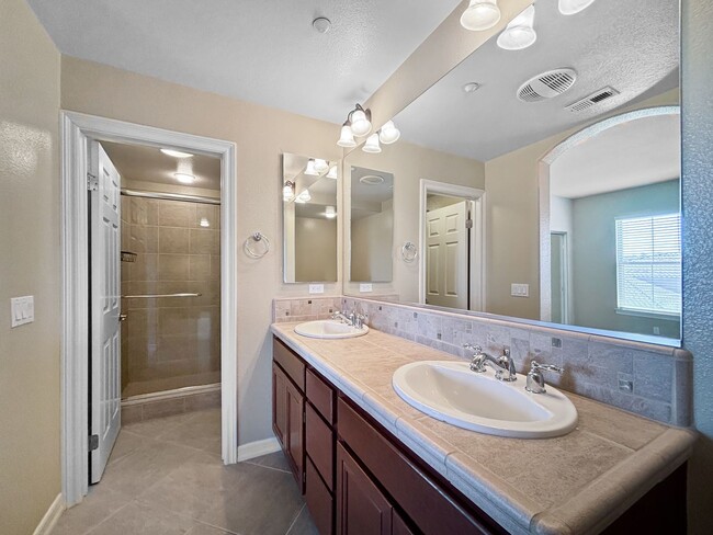 Building Photo - Beautiful & Spacious 2BD/2BA Townhouse in ...
