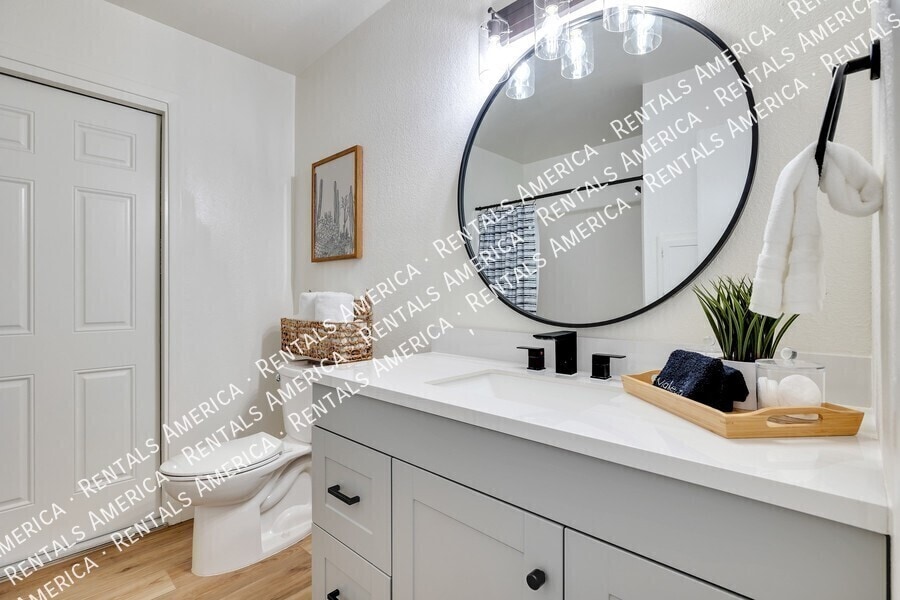 Building Photo - 1430 E Bell De Mar Dr