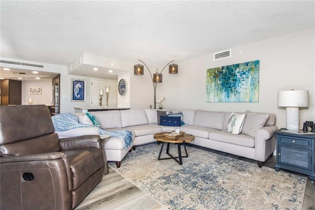 Building Photo - 690 Island Way