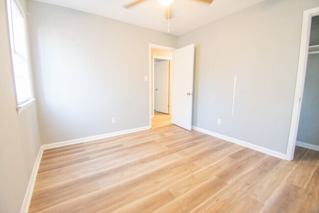 Building Photo - 3 Bedroom 2 Bathroom-Modern Upgrades