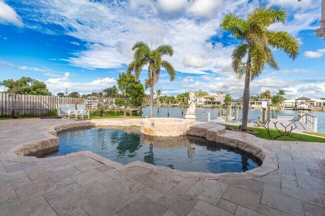 Building Photo - 4/3 Stunning Waterfront home in the heart of Clearwater Beach!
