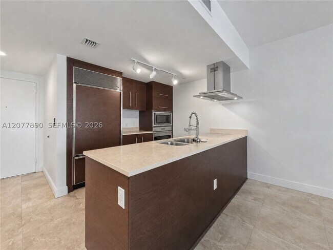 Building Photo - 495 Brickell Ave