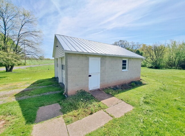Building Photo - 3 Bed / 1-1/2 Bath Single Family w/2 Car G...