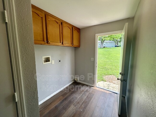 Building Photo - 8255 Lakeview Dr