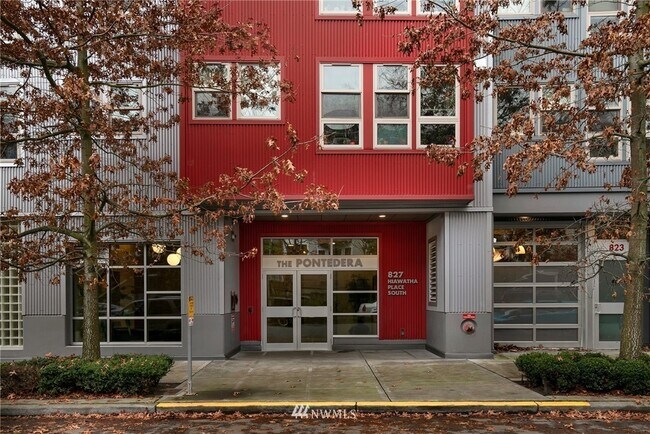 Building Photo - 827 Hiawatha Plz S