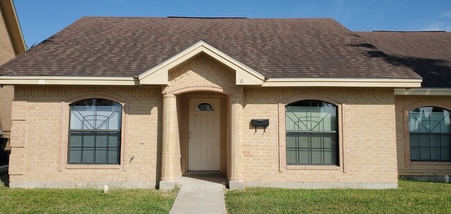 Building Photo - 2000 Circle Dr