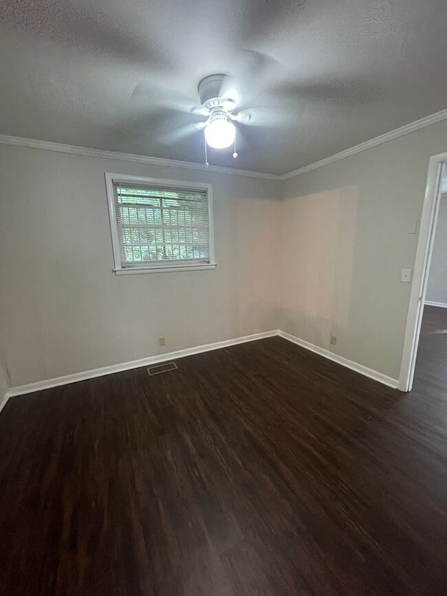 Building Photo - Sylvan Park!
