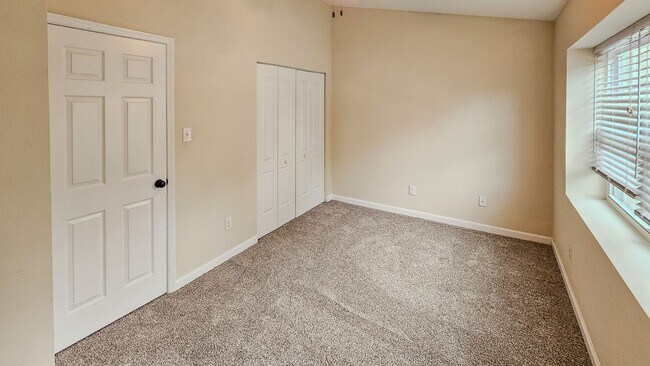 Building Photo - West Knoxville 37923 - 2 bedroom, 1.5 bath condo with hardwood floors - Contact Ryan Fogarty (865...