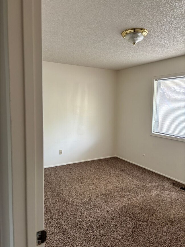 Building Photo - AVAILABLE IMMEDIATELY - LARGE 3 BED/2 BATH...