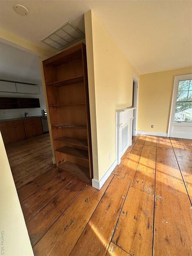 Building Photo - 744 Main St