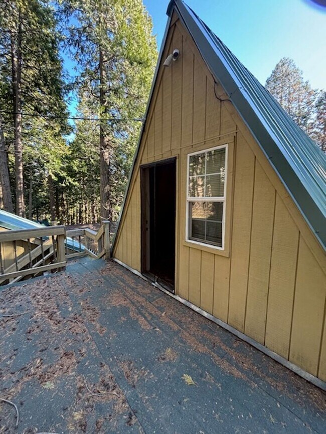 Building Photo - 10905 Elm Dr