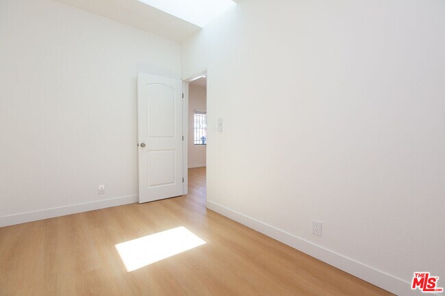 Building Photo - 1443 N Mariposa Ave