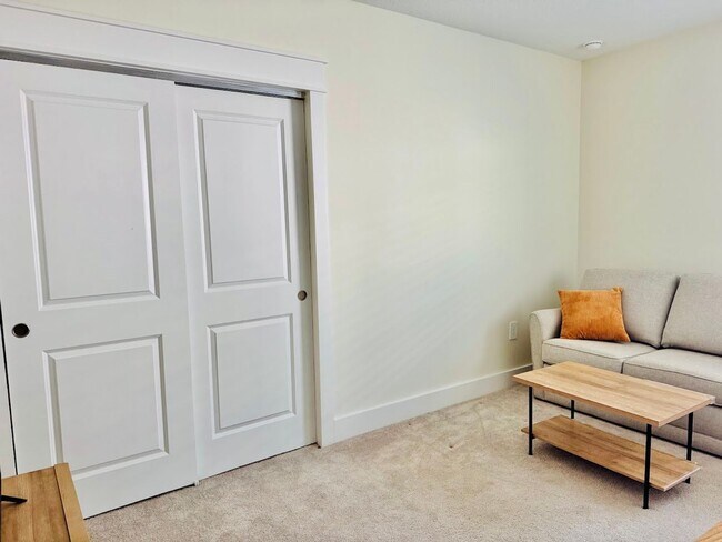 Building Photo - Stunning 4/3 with NO REAR NEIGHBORS!