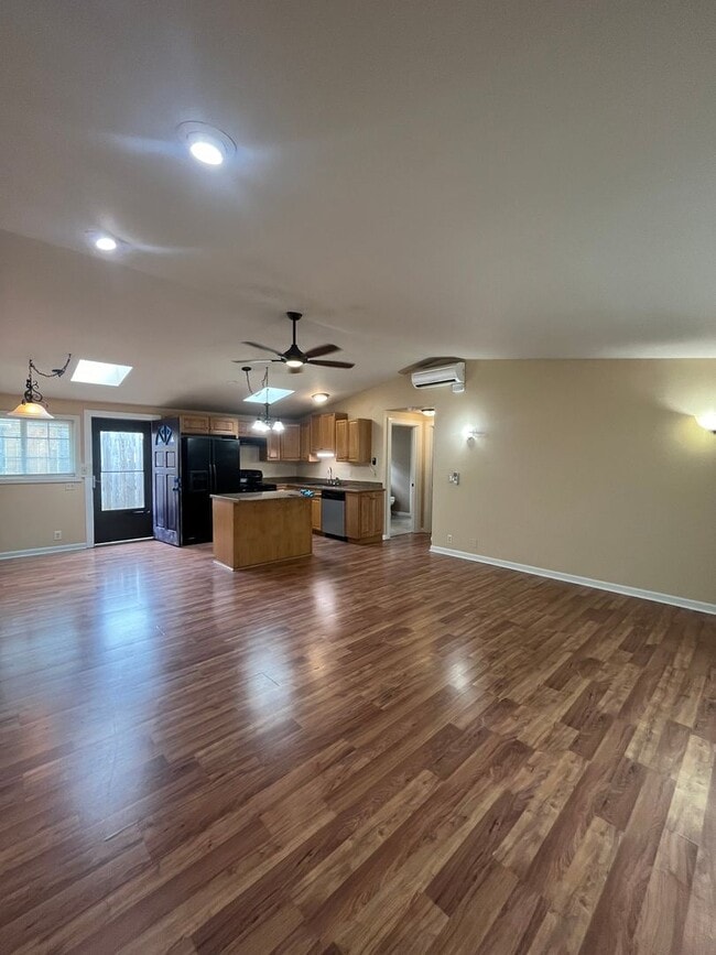 Building Photo - 2-Bedroom 1-Bathroom unit W/ private deck and yard