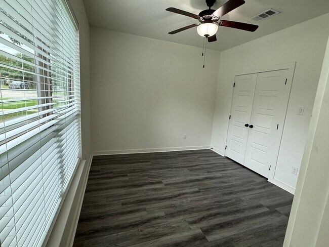 Building Photo - * MOVE IN SUMMER 6/30/2027 * 5 Bed 5.5 Bat...