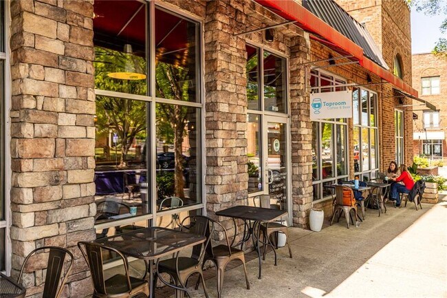 Building Photo - 112 Rogers St NE