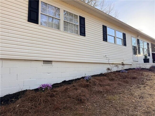 Building Photo - 1406 Sycamore Dr NW