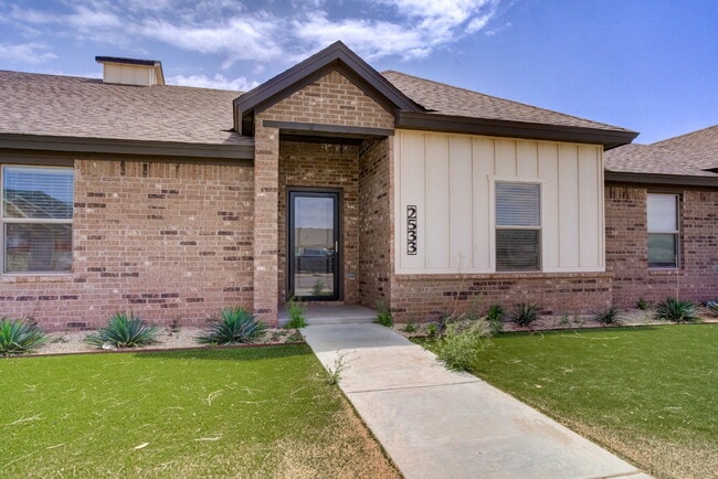 Primary Photo - MOVE N SPECIAL Recently built luxury townh...