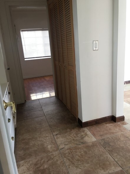 Building Photo - 1117 E California Ave