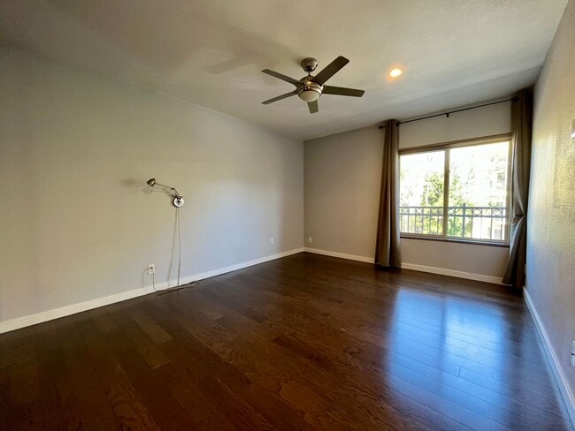 Building Photo - Highly desirable Rob Clark building one of the most walkable neighborhoods in LA