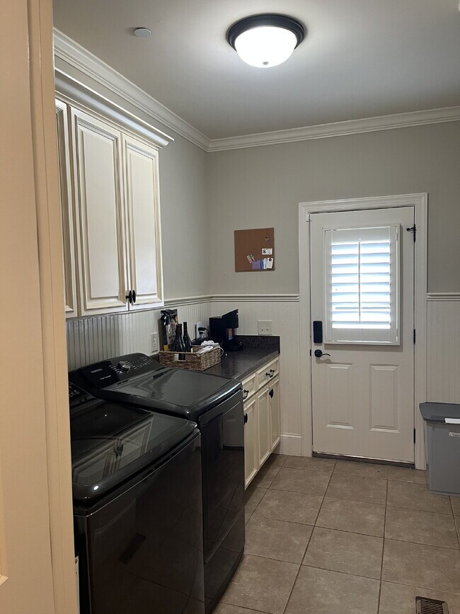 Building Photo - 1682 Sunset Park Dr