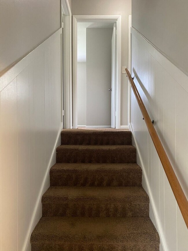 Building Photo - Charming 4 BR, 2 BA, Close to MTSU, 1 Car Garage, Large Carport