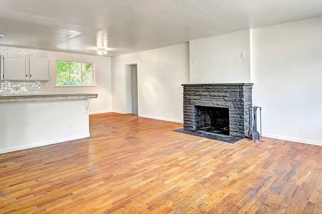 Building Photo - (PRE-LEASING 2026)   7 Bed 3 Bath Dual-Living Dream Duplex with Spacious Yards & Modern Upgrades