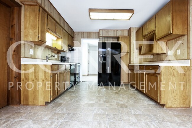 Building Photo - Spacious 3 Bedroom in Great Location