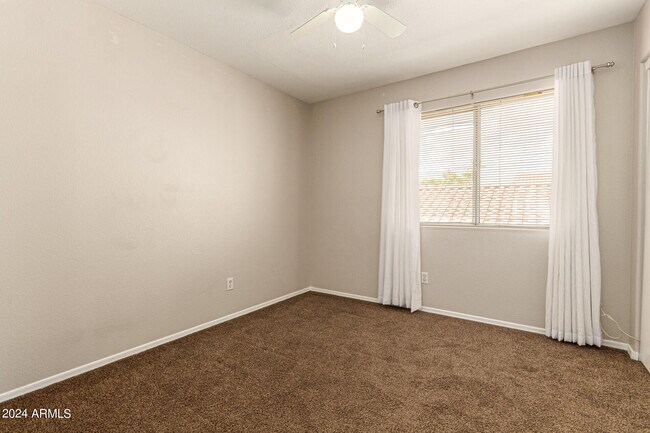 Building Photo - 3223 E Poinsettia Dr
