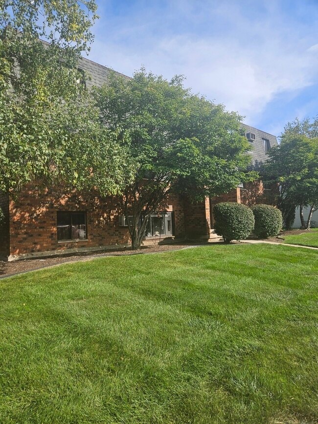 Building Photo - 1253 Getzelman Dr