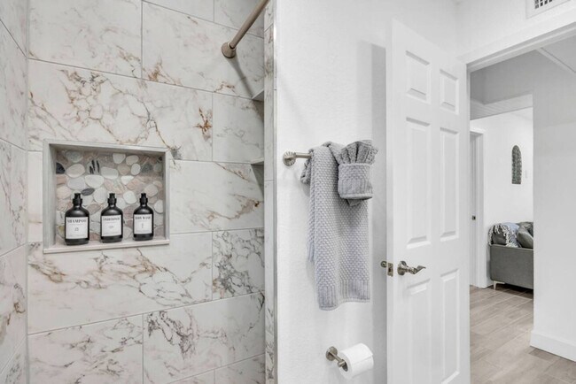 Building Photo - 2362 Pineapple Ave