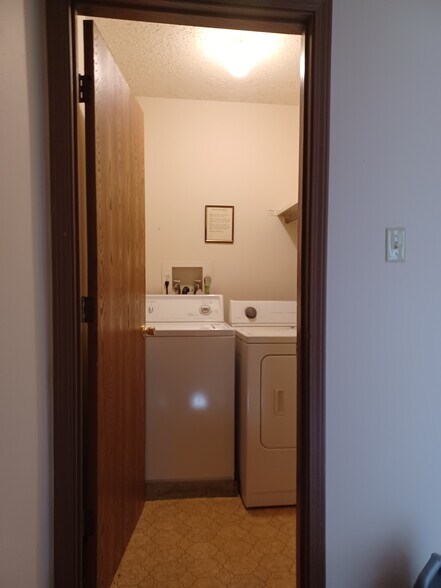 Building Photo - 105 Swan Dr