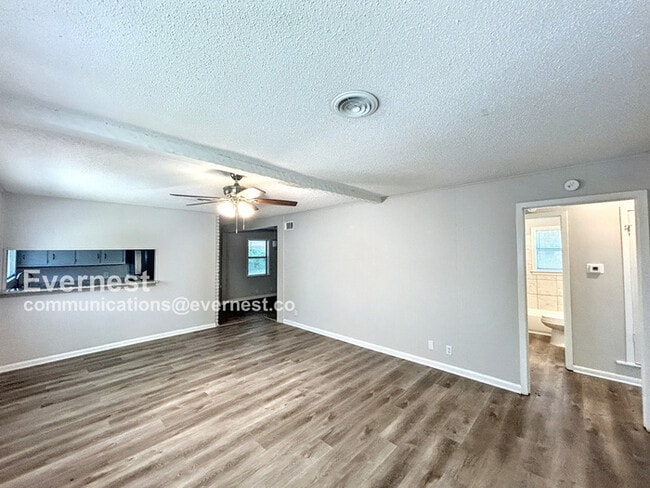 Building Photo - 1202 Town and Country Dr