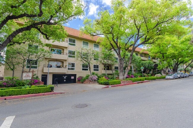 Building Photo - Stunning renovated apartment in the Heart ...