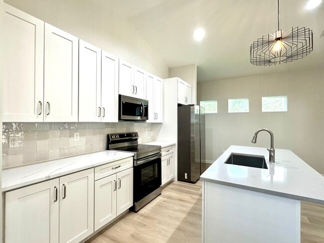 Building Photo - Gorgeous New Home! Close to Historic District and Beach