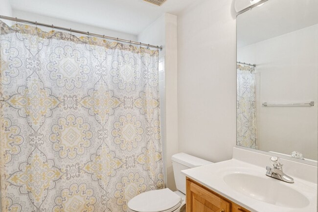 Building Photo - 2 BD/ 2BA  Apartment