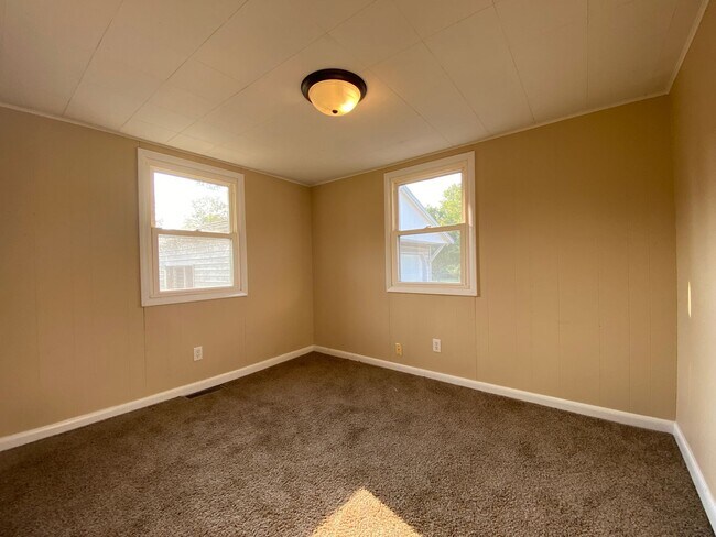 Building Photo - Available Sept 10 , 2026!