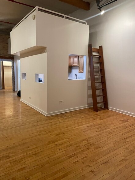 Ladder to loft above kitchen - 1114 W Belmont Ave